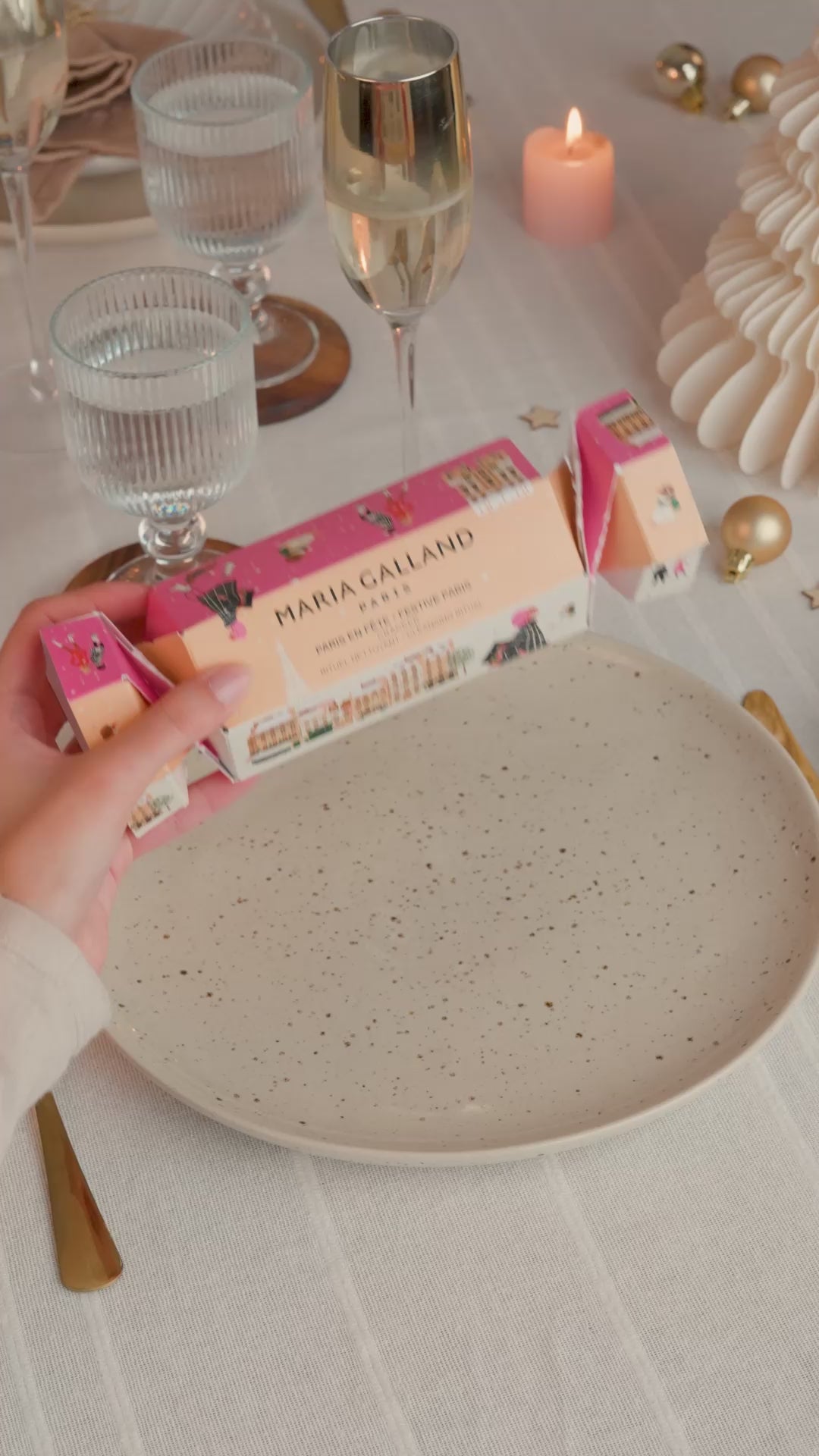 Video laden: Festive Paris - Cracker - Cleansing Ritual